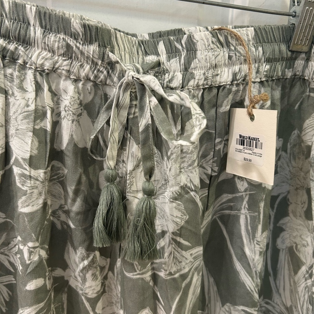 World Market pajama bundle set sage green floral  w robe and pants size L/Small - Picture 7 of 12